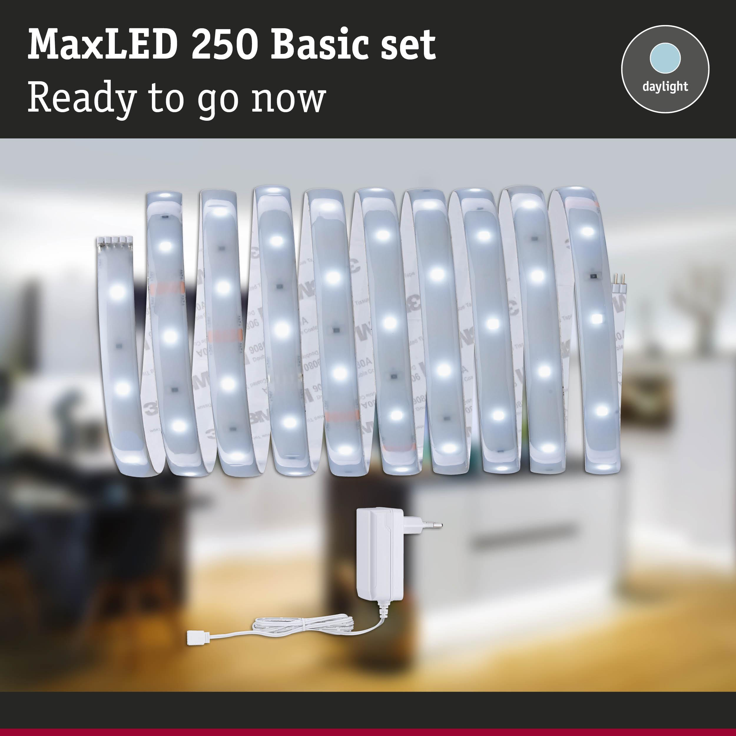 Eine weiße LED-Lichtleiste mit Netzteil auf unscharfem Hintergrund.