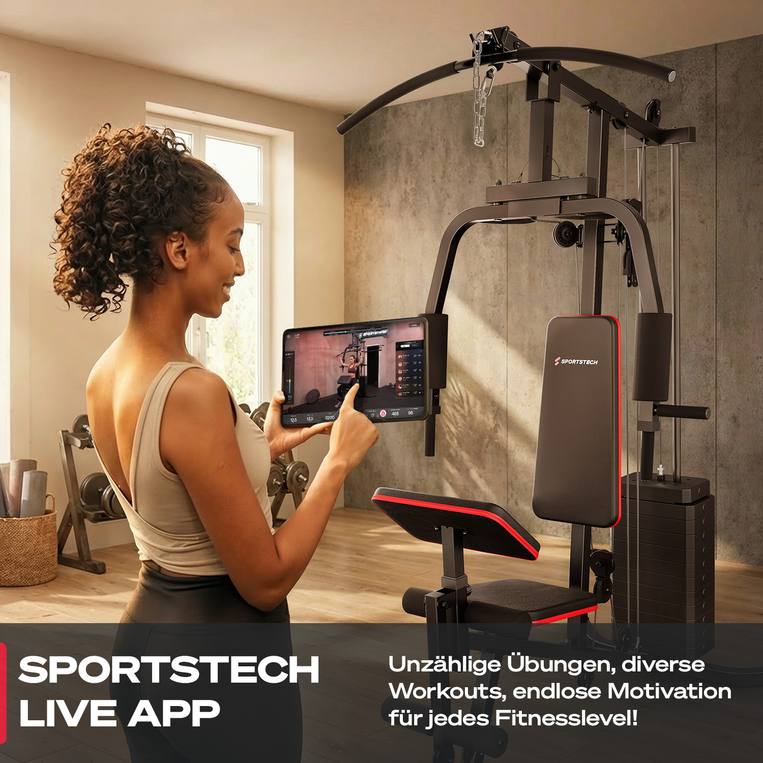 Frau mit Locken nutzt ein Tablet vor einer Heimfitnessstation mit Gewichten.