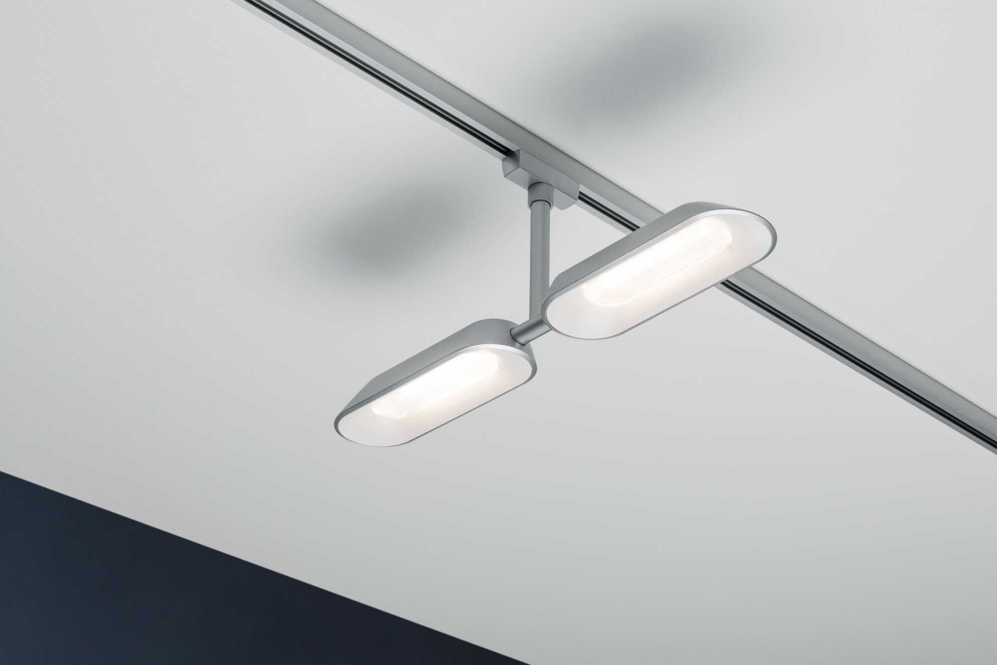 Due luci LED ovali su un binario montato a soffitto.
