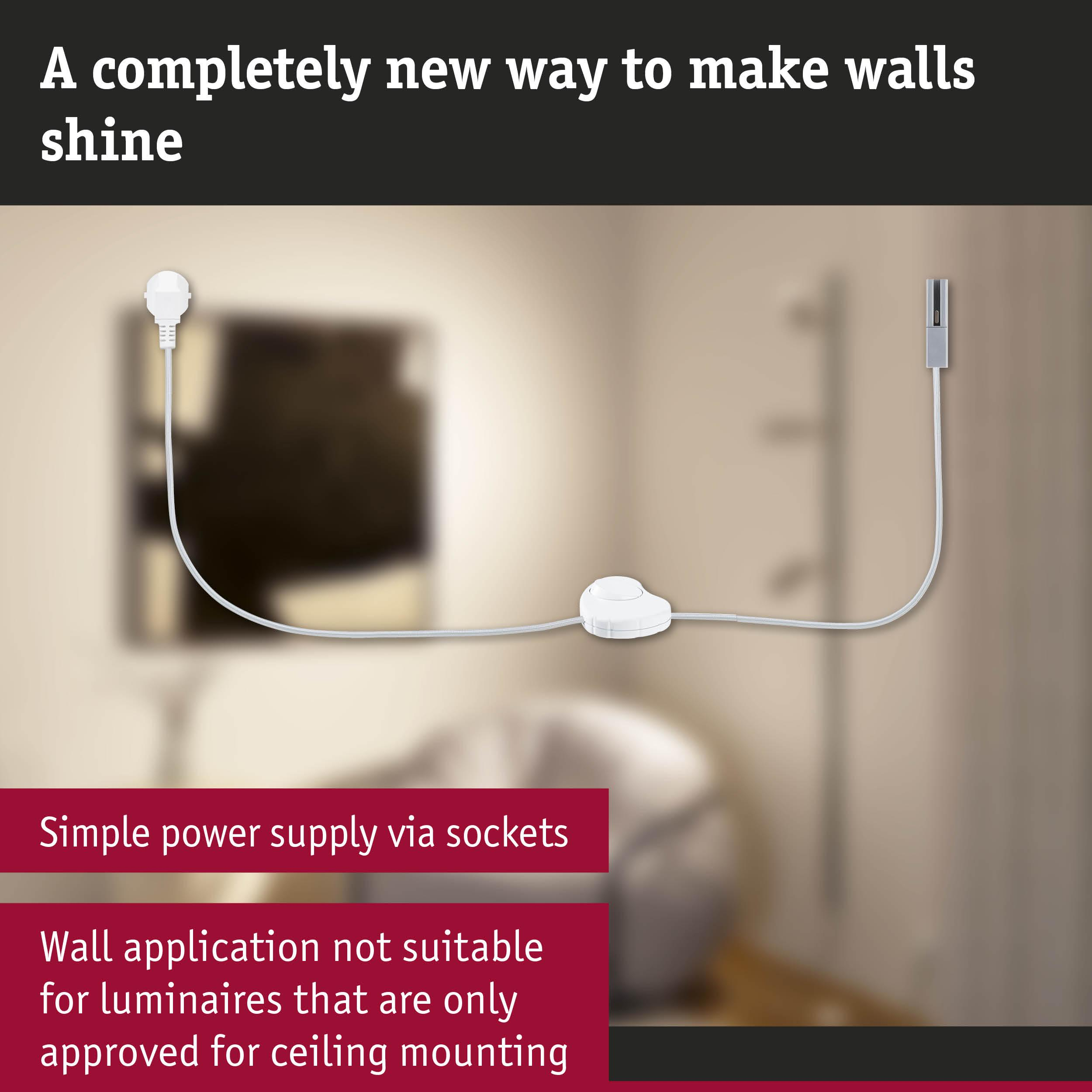 Ein weißes Kabel mit Stecker und eine Buchse an einer Wand.
