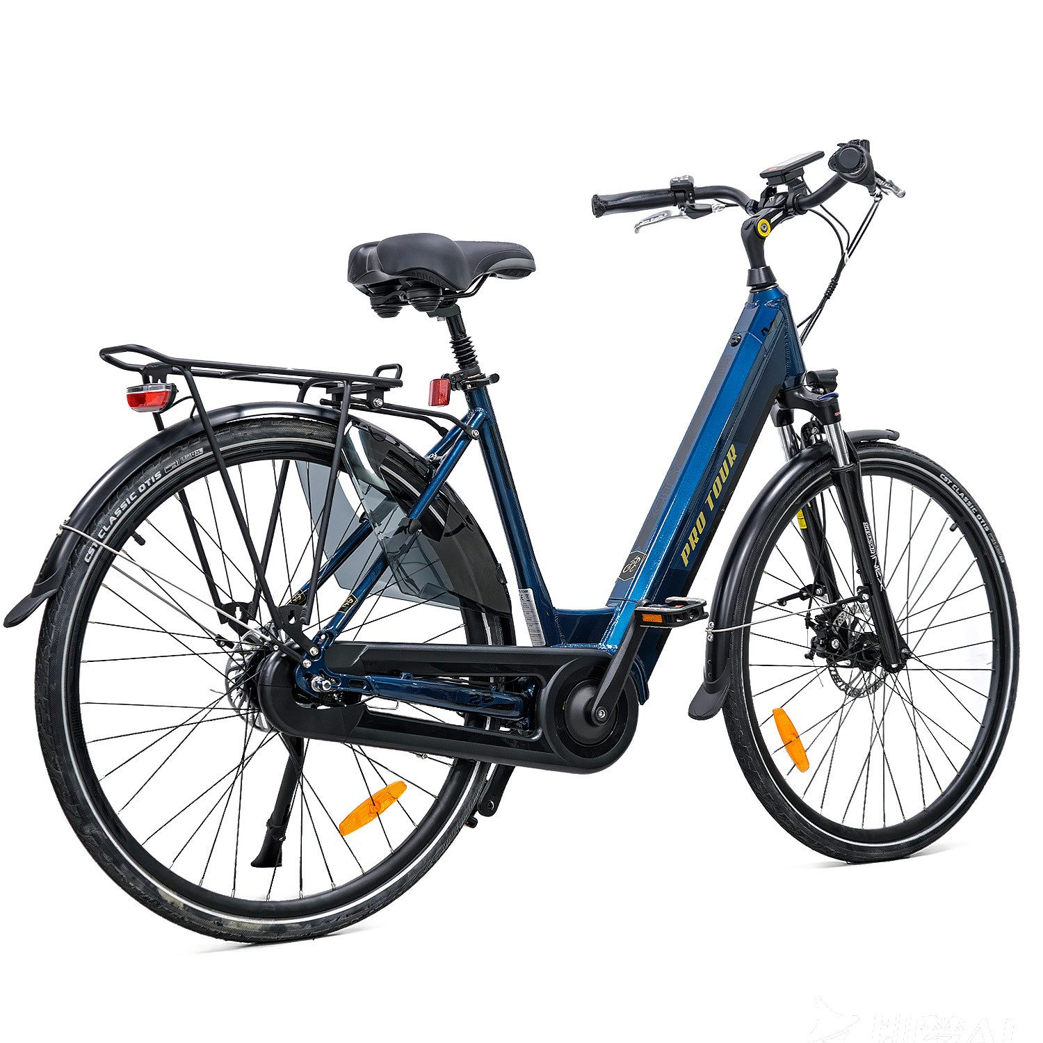 Ein blaues Elektrofahrrad mit Gepäckträger und Schutzblechen steht vor weißem Hintergrund.