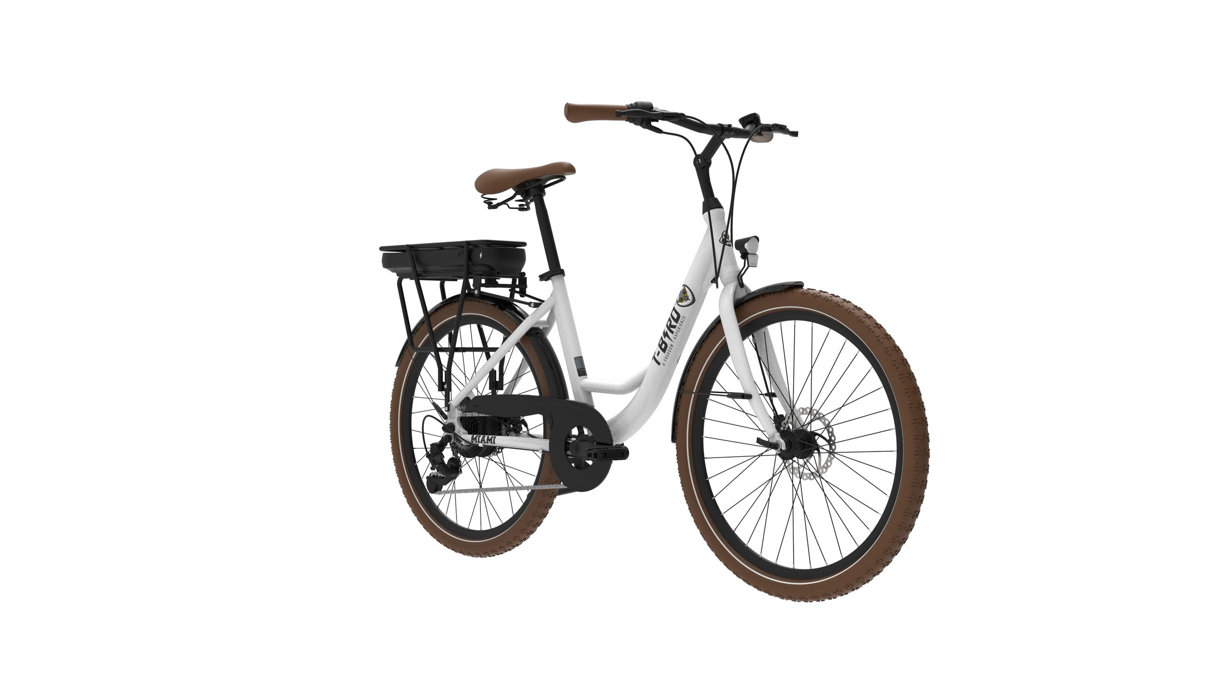 Ein weißes E-Bike mit braunen Akzenten und Gepäckträger steht freigestellt.
