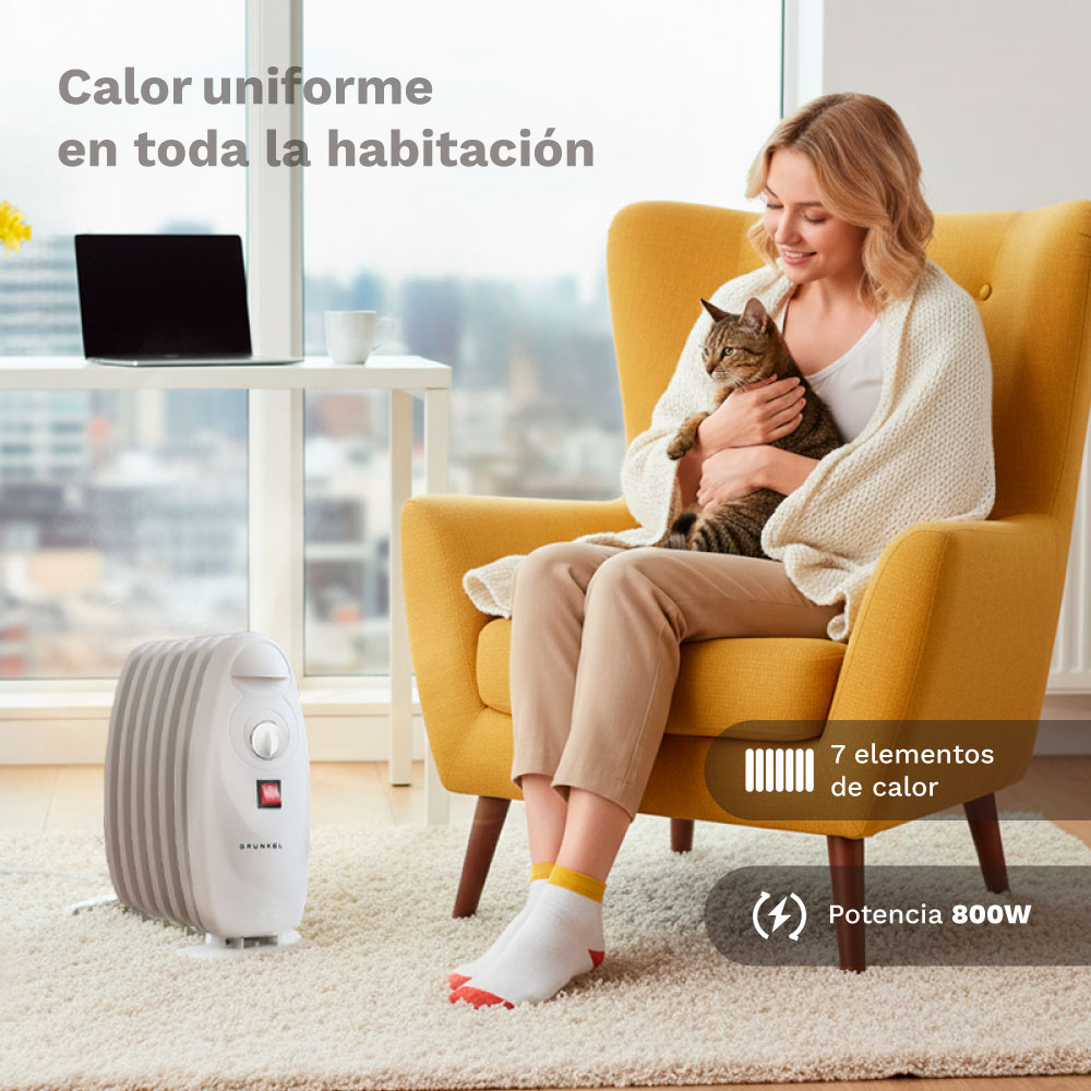 Una mujer abraza un gato en un sillón amarillo. Un radiador está enfrente.