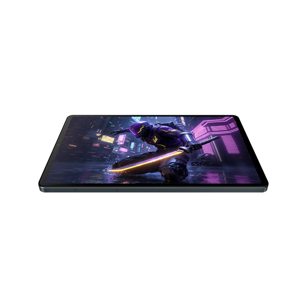 Un tablet mostra un ninja cibernetico con spada luminosa in una città al neon.