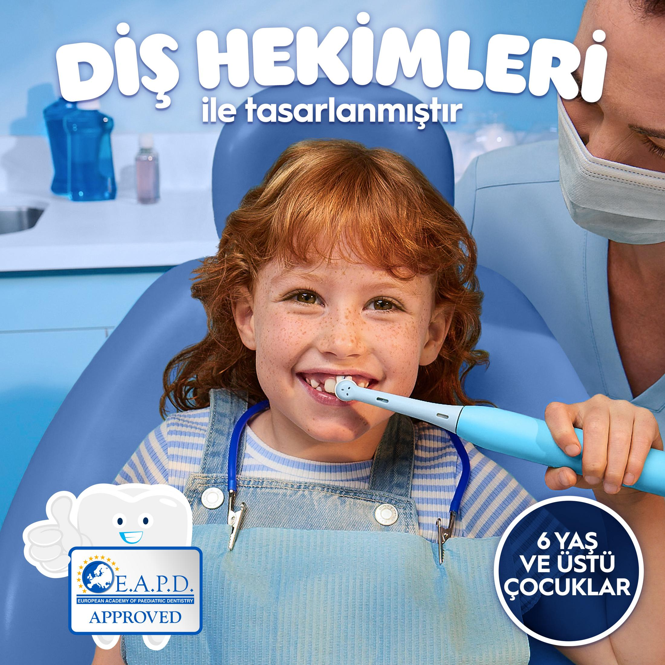 Una niña se cepilla los dientes con un cepillo eléctrico, junto a un logo de diente.