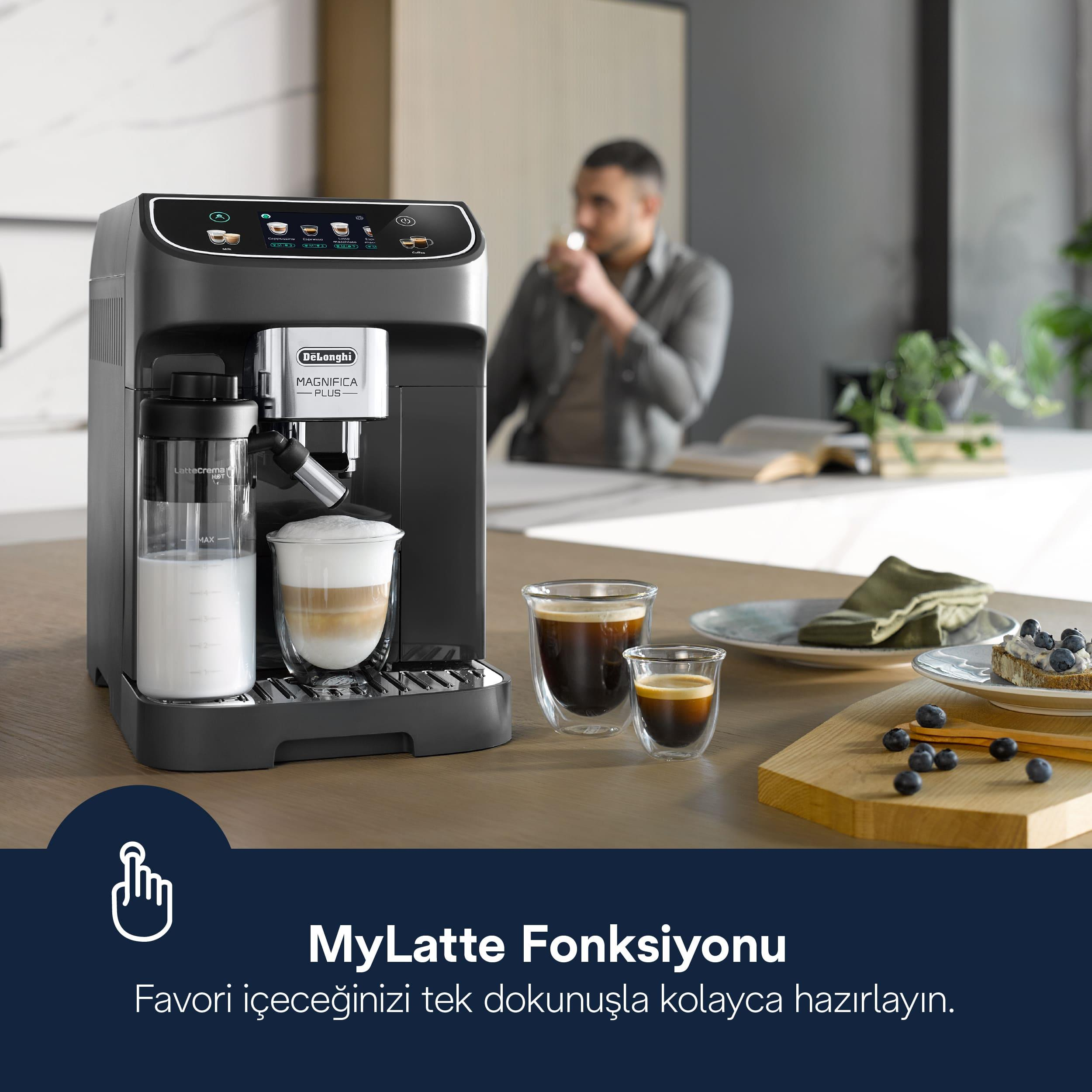Macchina da caffè con caraffa per latte, due tazzine da espresso e dolci.