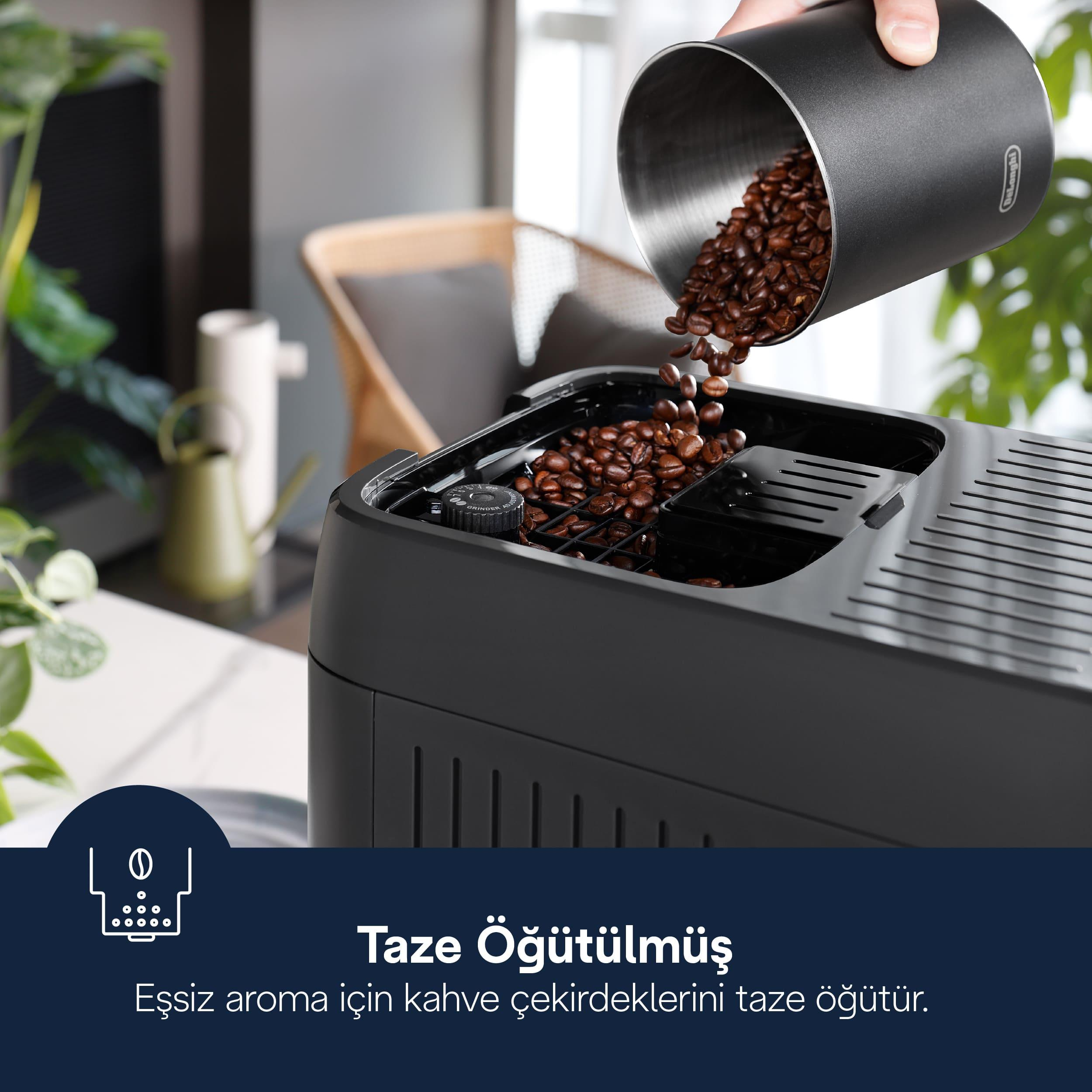 I chicchi di caffè vengono versati in una macchina da caffè per una macinatura fresca.