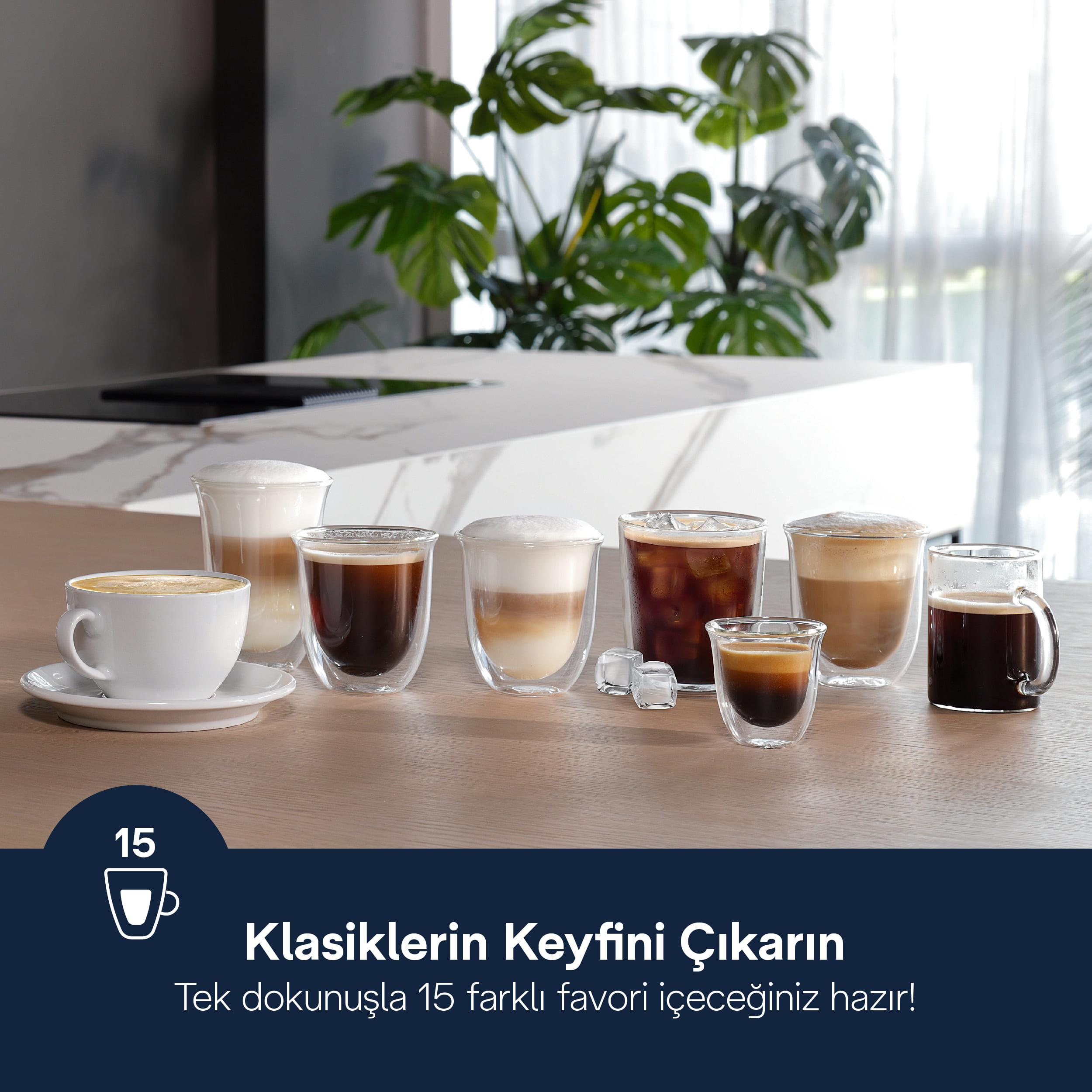 Ahşap bir masa üzerinde bardaklarda ve kupada çeşitli kahve içecekleri.