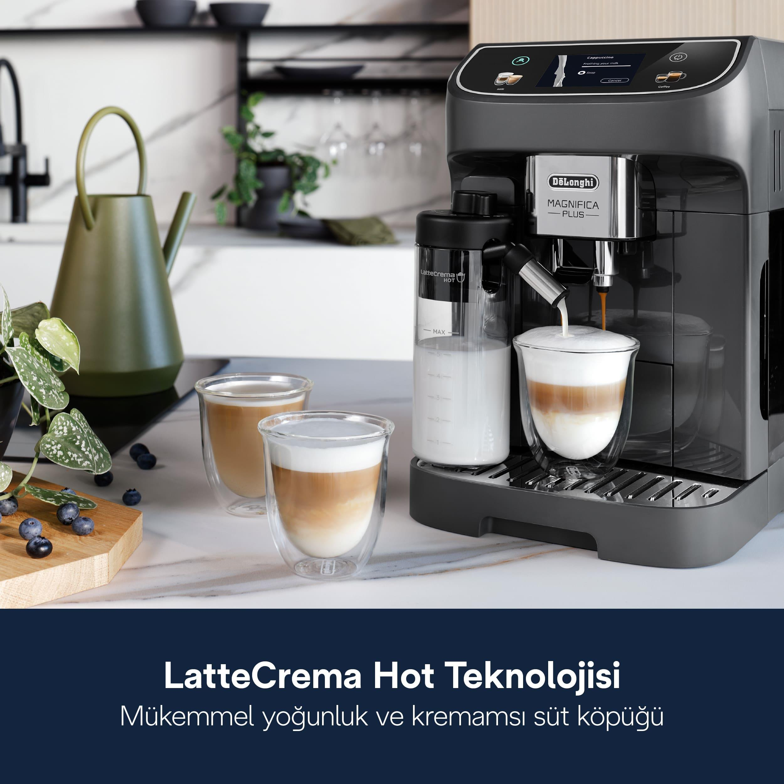 Una macchina da caffè prepara un cappuccino, con latte e bacche nelle vicinanze.