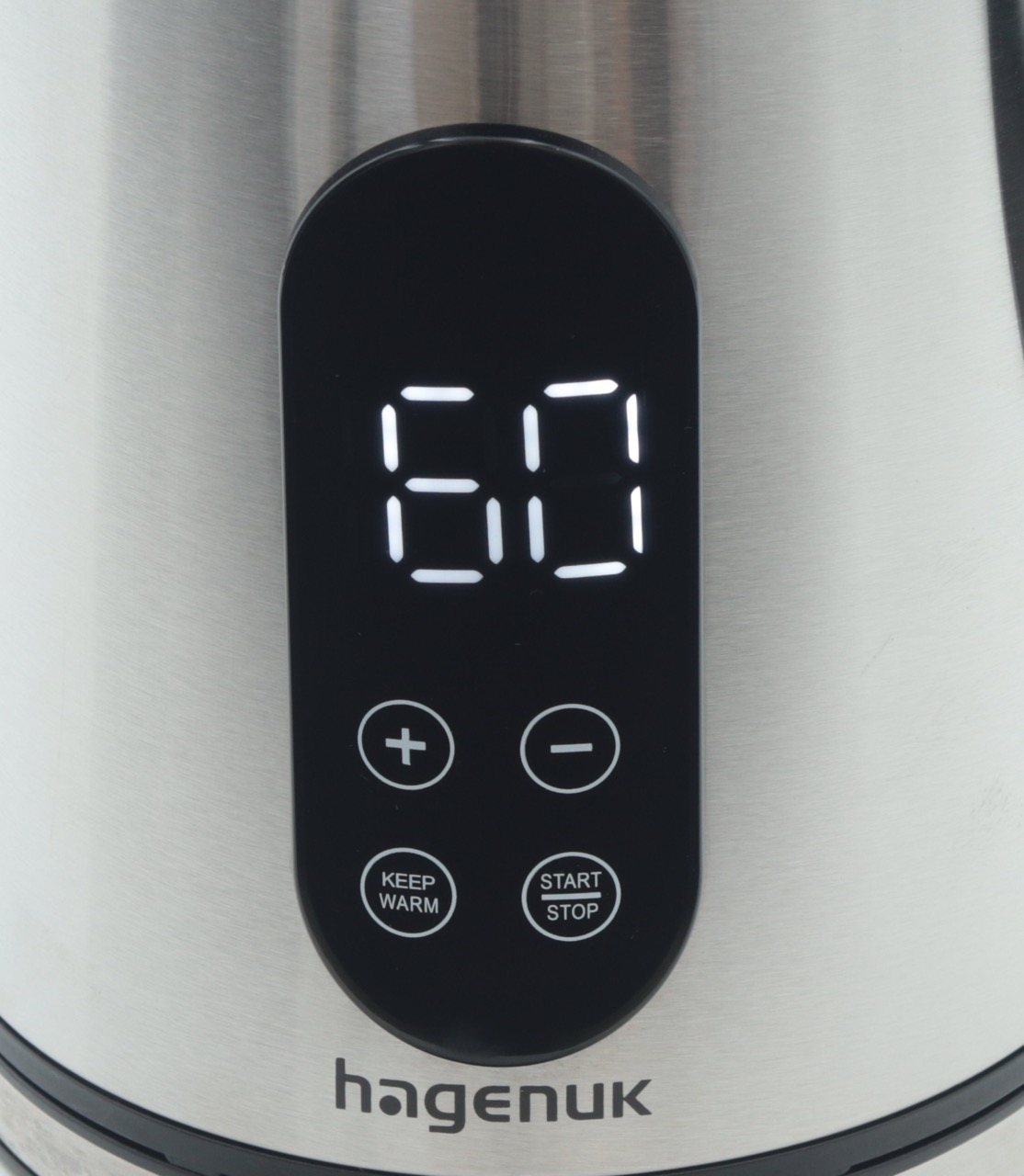 Ein silberner Wasserkocher mit digitaler Anzeige zeigt 60 an.