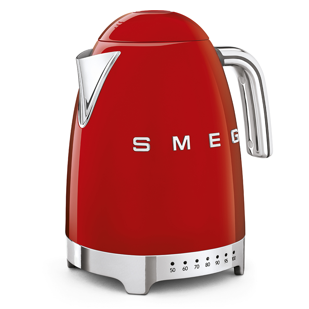 Ein roter Smeg Wasserkocher mit silbernem Griff und Ausguss.