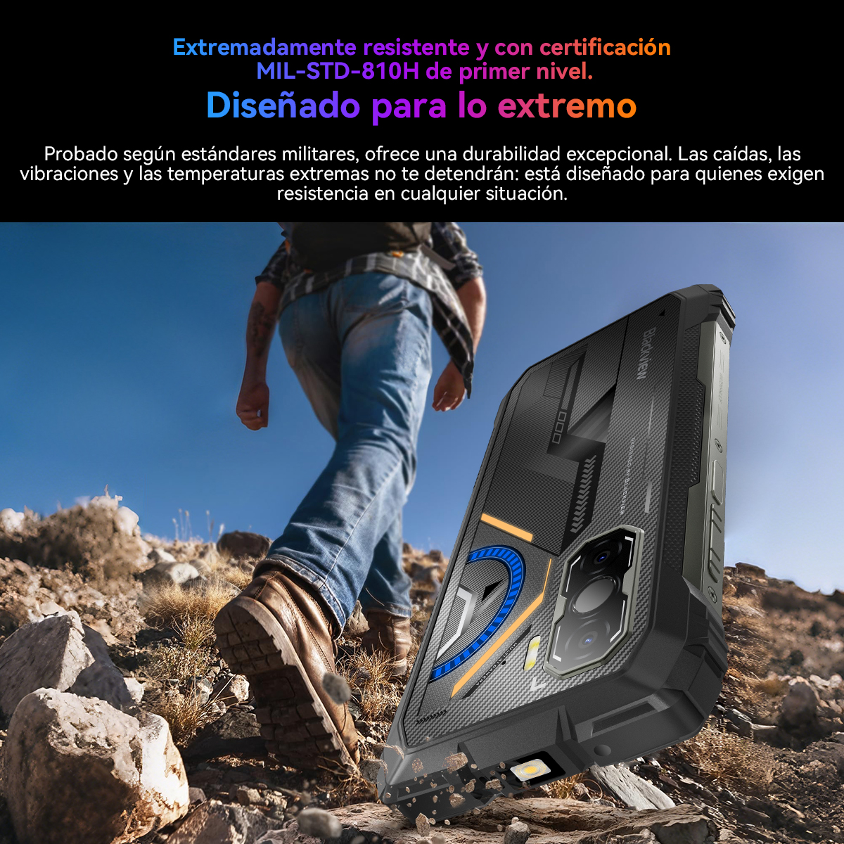 Un hombre camina por terreno rocoso con un smartphone resistente en el suelo.