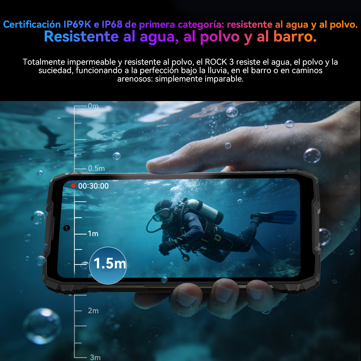 Mano sosteniendo un teléfono inteligente bajo el agua con un buzo en pantalla.
