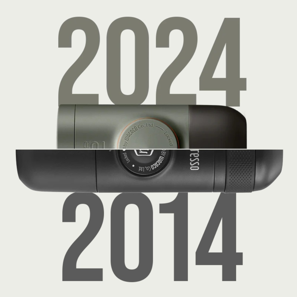 Zwei tragbare Espressomaschinen nebeneinander, 2024 oben, 2014 unten.