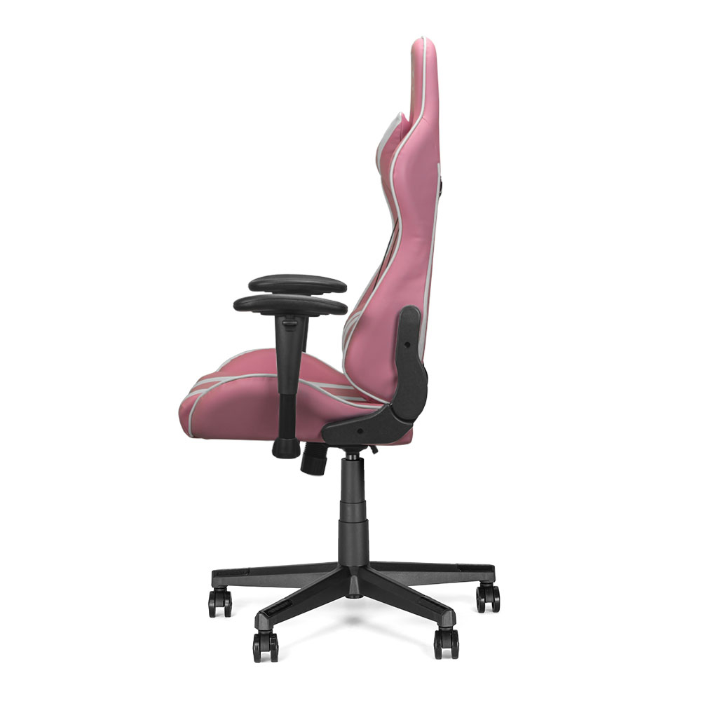 Roze gamestoel met zwarte armleuningen en wielen, van opzij gezien.
