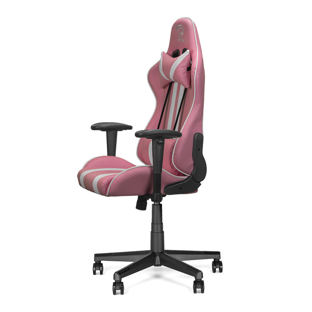 Roze gamestoel met witte en zilveren accenten, op een zwarte wieltjesbasis.