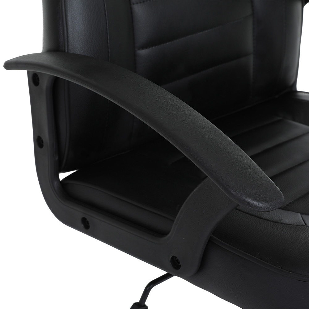 Un fauteuil de bureau noir avec accoudoirs et assise rembourrés.