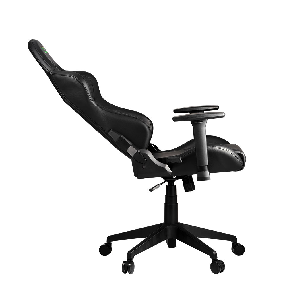 Schwarzer Gaming-Stuhl mit verstellbarer Rückenlehne und Armlehnen auf weißem Hintergrund.