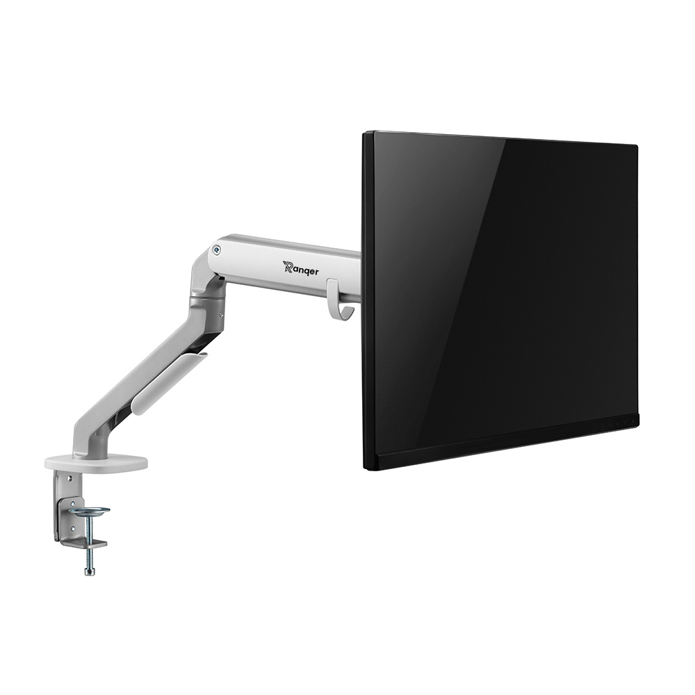 Ein silberner Monitorarm klemmt an einem Schreibtisch und hält einen schwarzen Monitor.