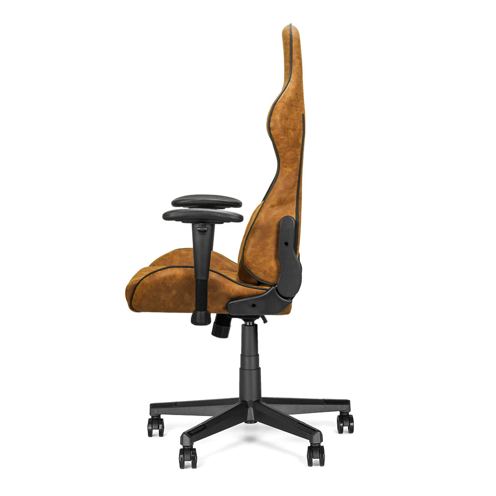 Un fauteuil de bureau marron avec accoudoirs et roulettes, vu de profil.