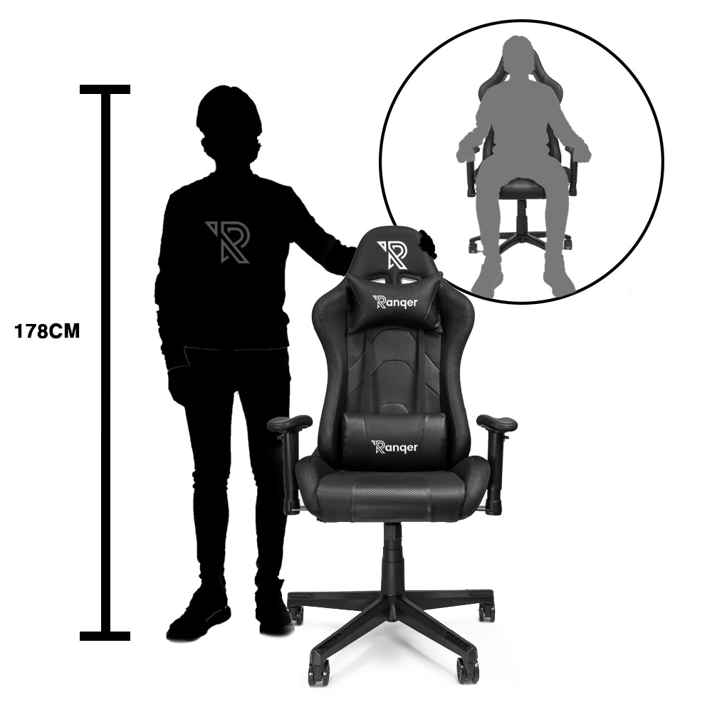 Schwarzer Gaming-Stuhl mit zwei Kissen. Person daneben, 178cm groß.