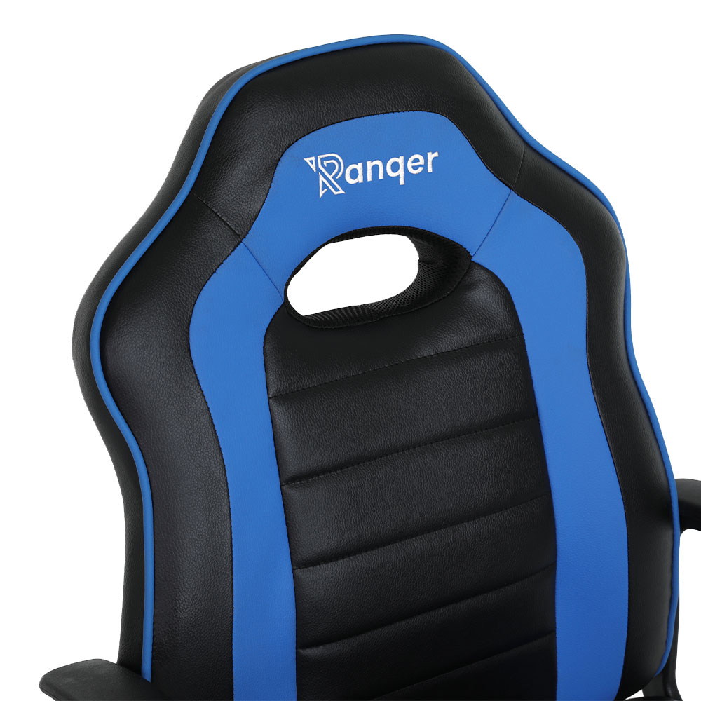 Un fauteuil gamer noir avec des accents bleus et un trou dans le dossier.