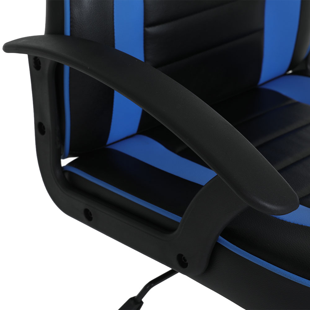 Gros plan de l'accoudoir et du siège d'une chaise gaming noire et bleue.