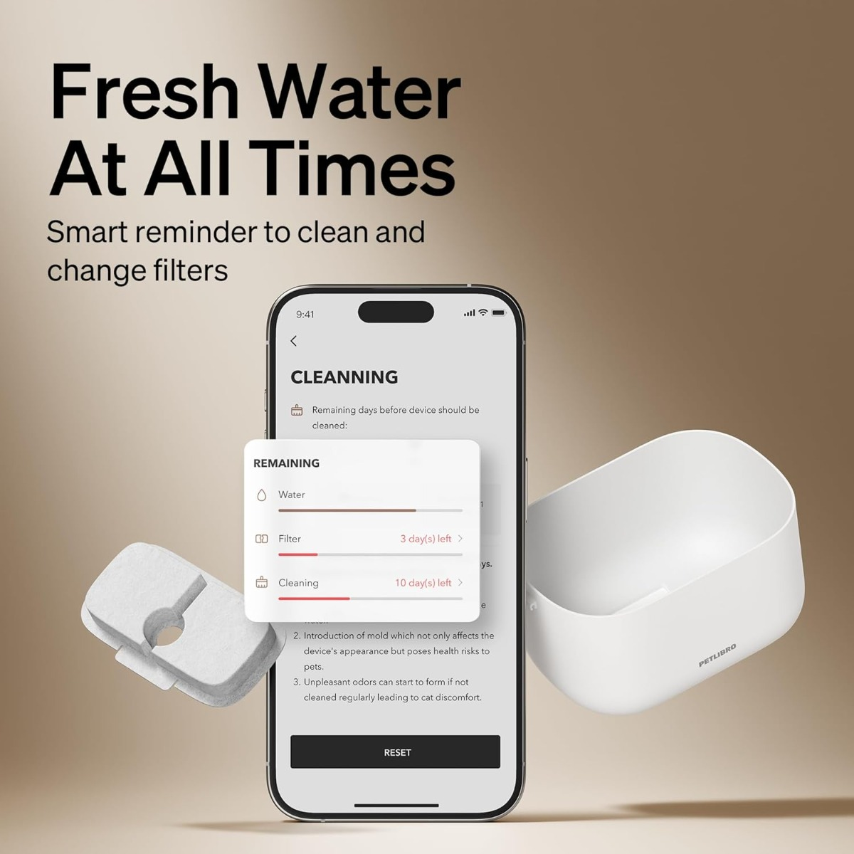 Un smartphone muestra el estado de limpieza; filtro y cuenco cerca. Recordatorio de agua fresca.