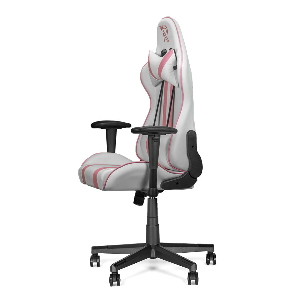 Chaise gamer blanche avec accents roses, accoudoirs et roulettes noirs.