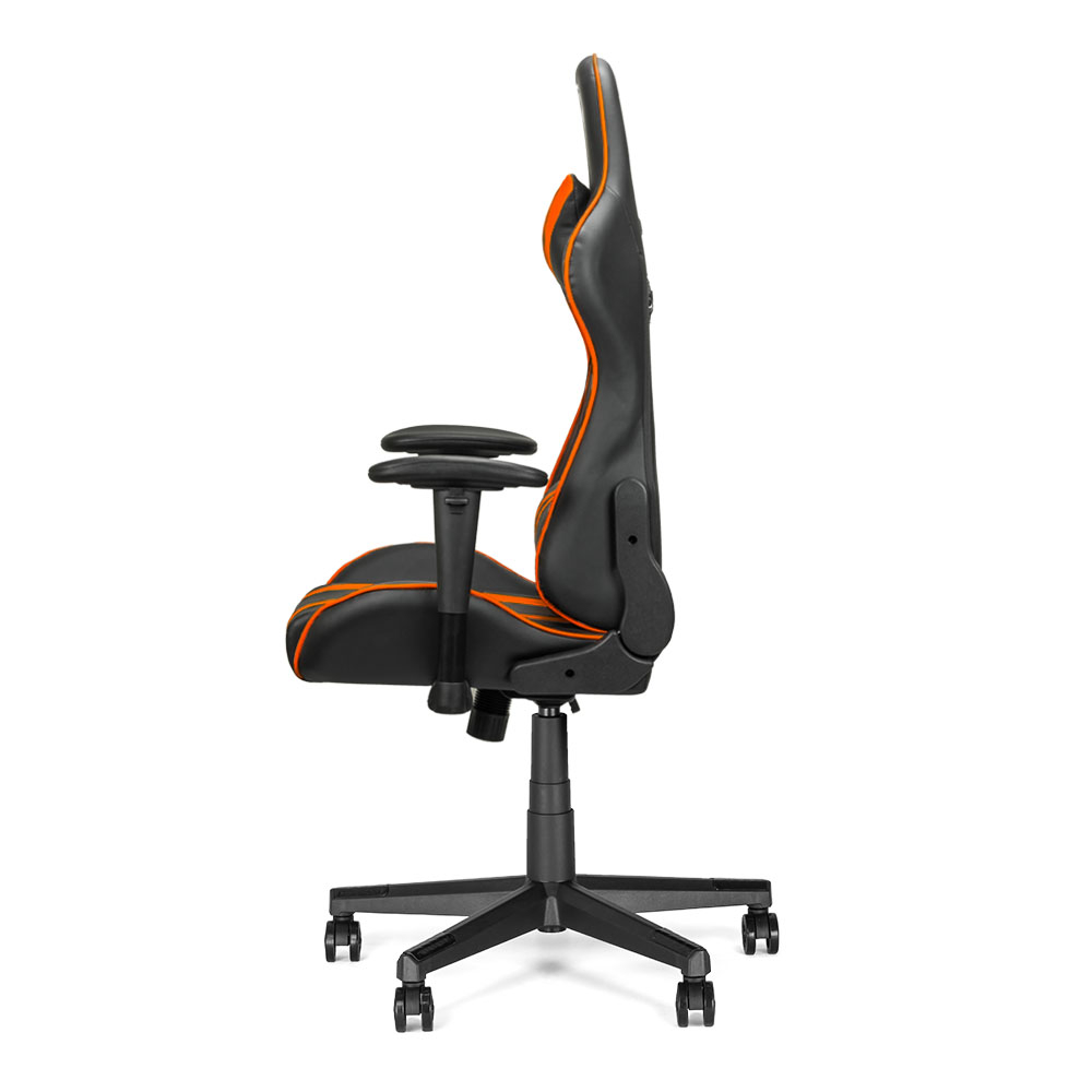Zwarte gamestoel met oranje accenten, zijaanzicht.