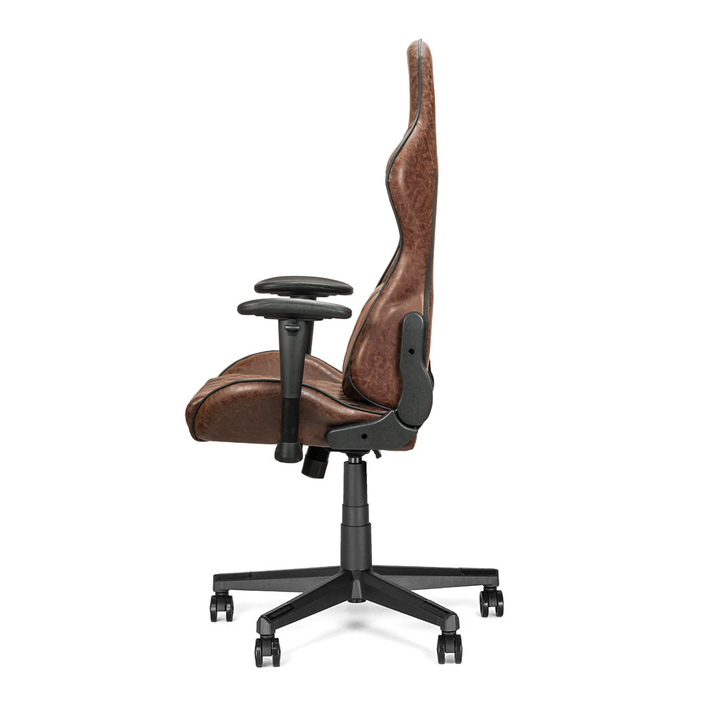 Chaise gaming en cuir marron avec base et roulettes noires.