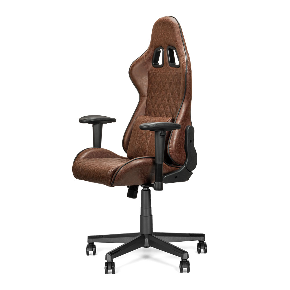 Chaise gaming marron similicuir avec surpiqûres diamant et accents noirs.