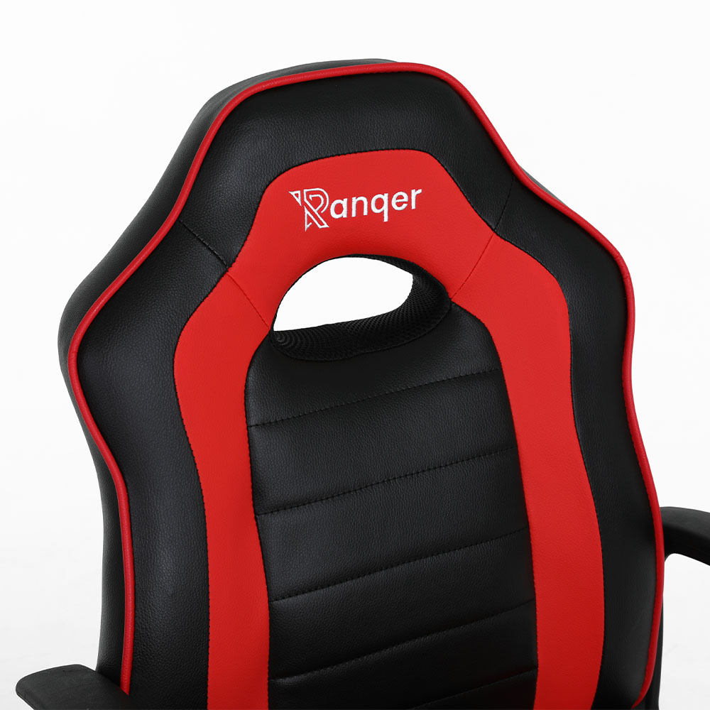 Un fauteuil gamer noir et rouge avec le logo Ranger en haut.