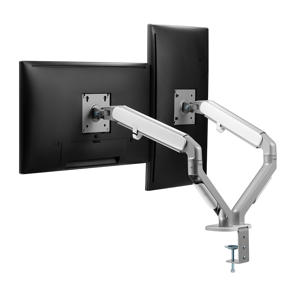 Zwei schwarze Monitore an einem silbernen Doppelmonitorarm, der an einem Schreibtisch befestigt ist.