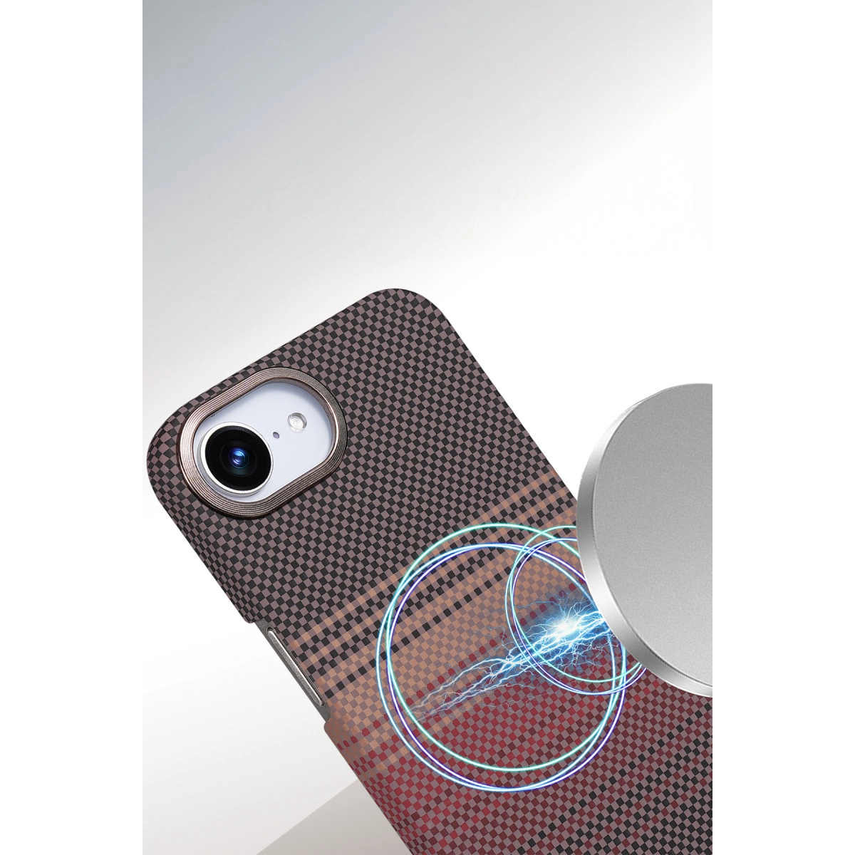 Kare desenli kılıflı bir telefon, yuvarlak metal disk yanında, mavi ışık efektleriyle.
