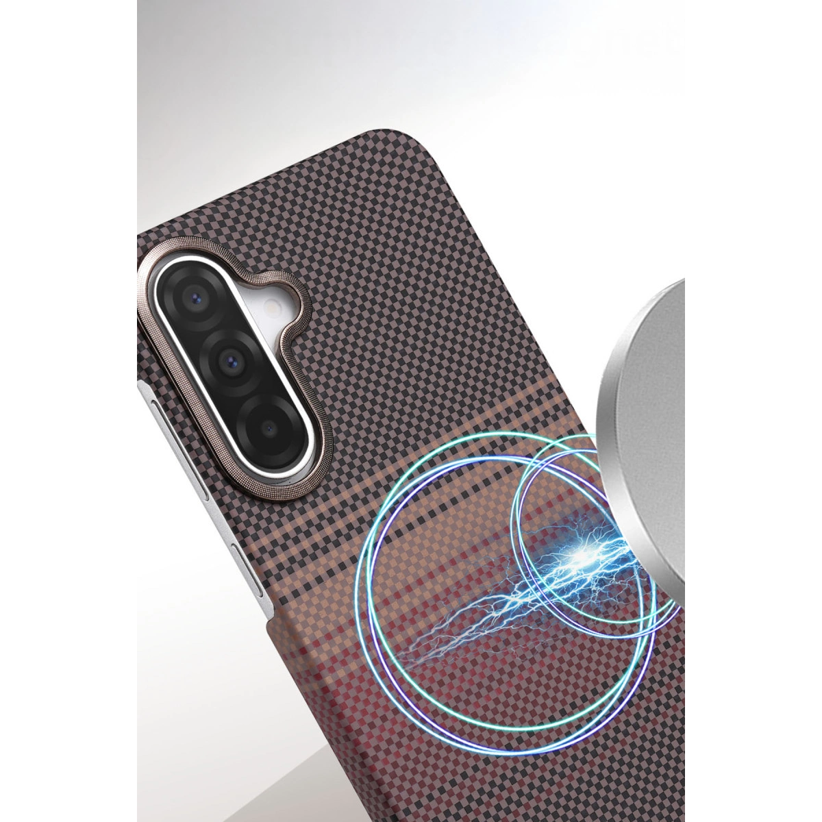 Kareli desenli telefon arkası ve kamera modülü. Mavi enerji şimşekleri.