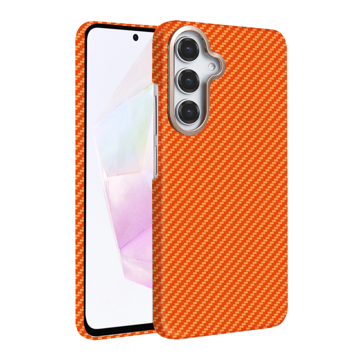 Üç kamera lensli, turuncu karbon desenli telefon kılıfı.
