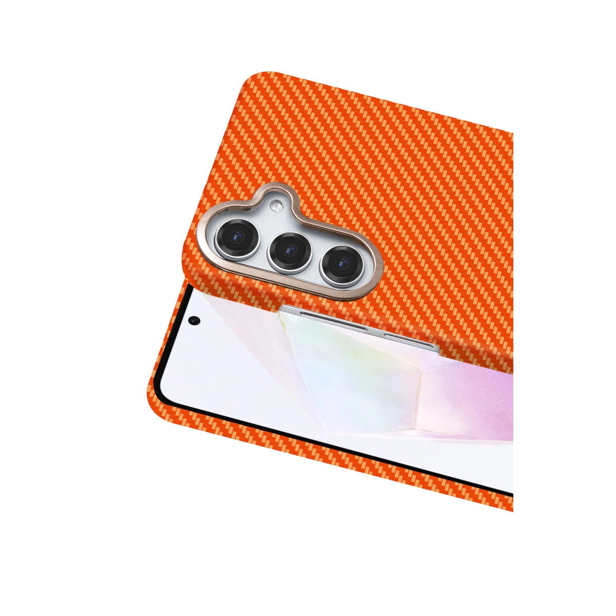 Karbon desenli turuncu telefon kılıfı ve üçlü kamera.