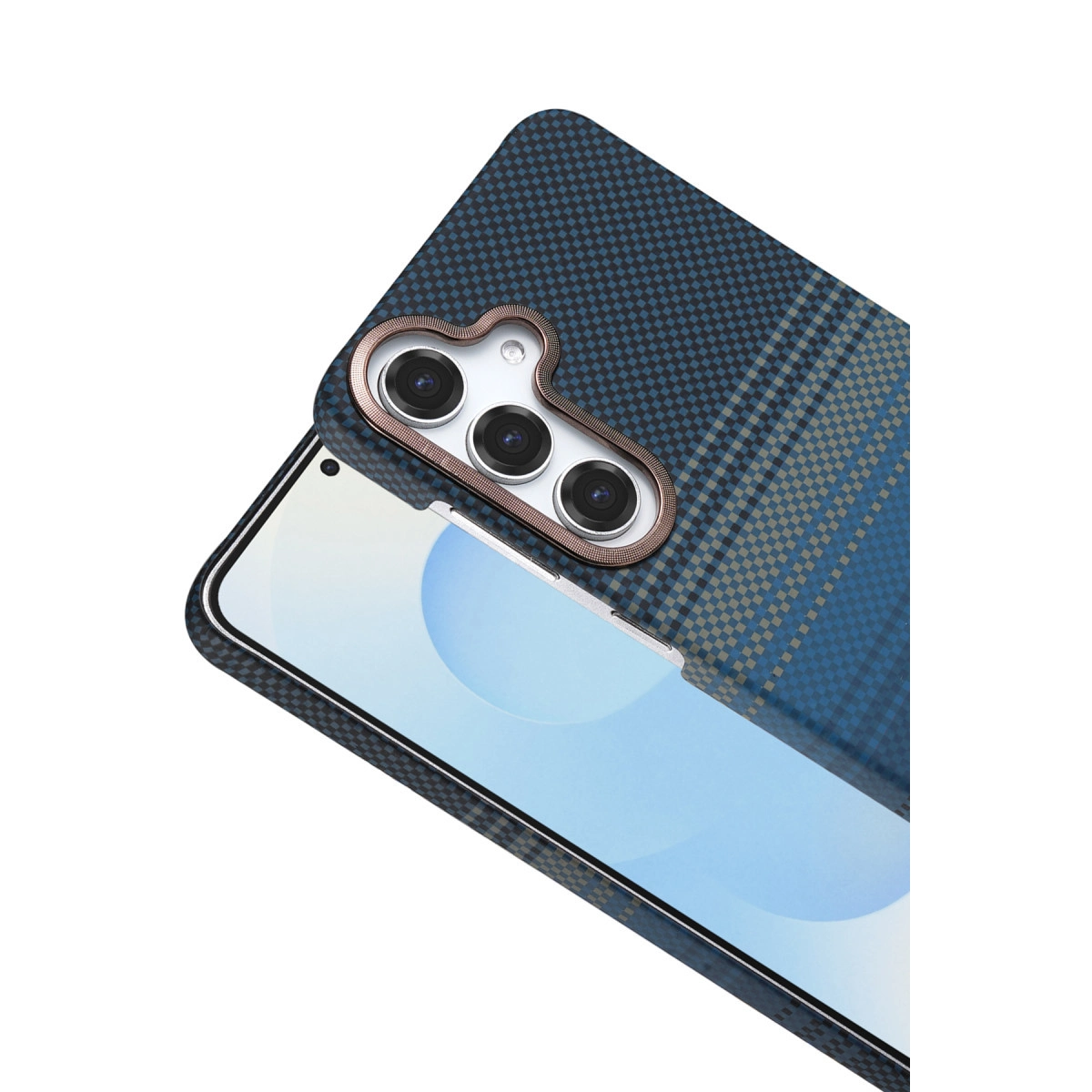 Kareli arka yüzlü, üç kameralı mavi telefon. Yakın çekim.