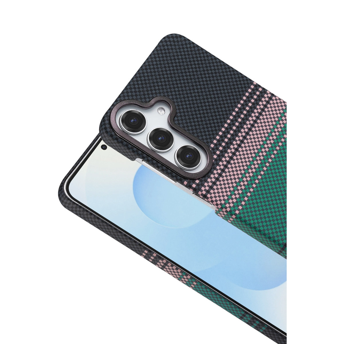 Yeşil ve pembe damalı desenli kamera kılıflı akıllı telefon.