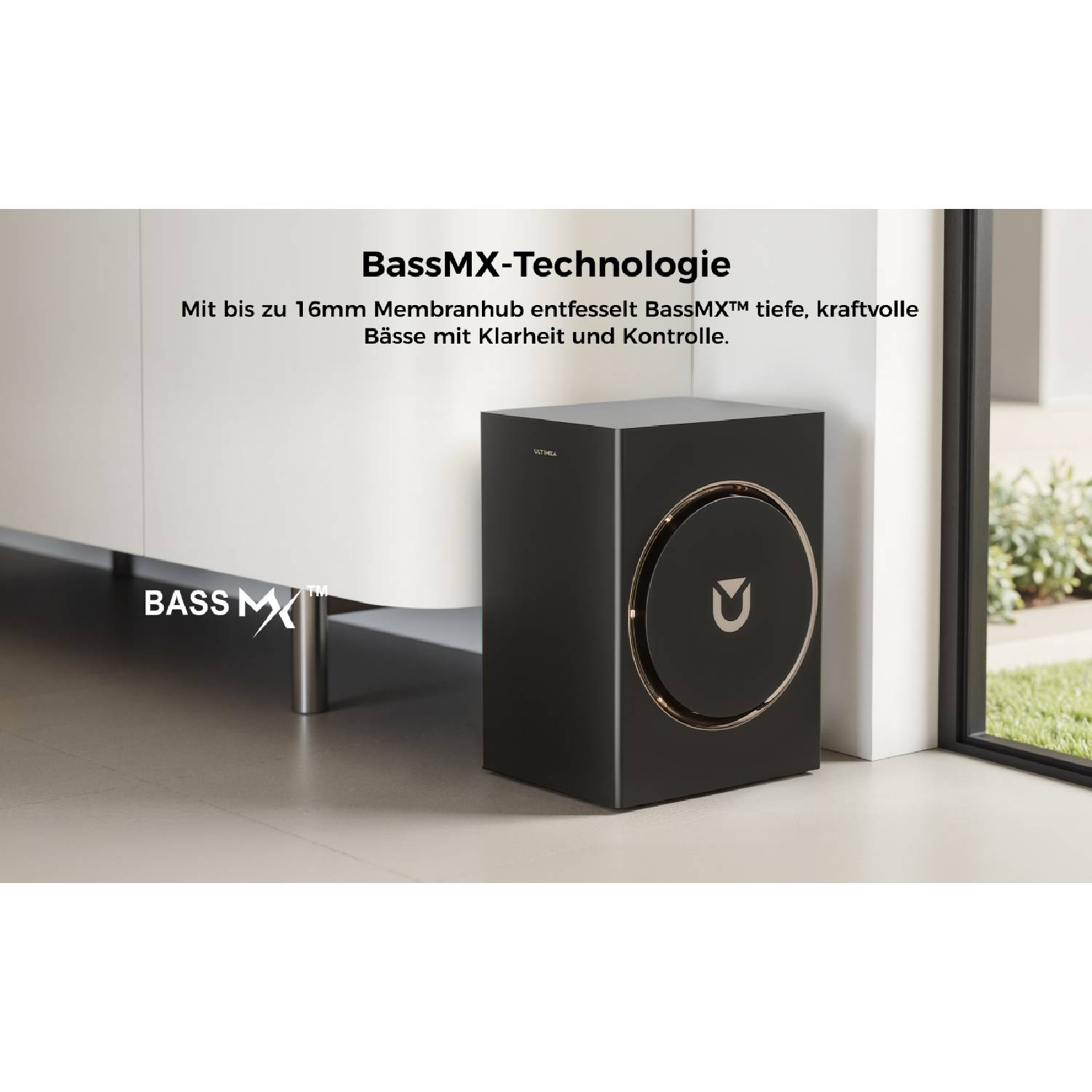 Caisson de basses noir avec technologie BassMX sur sol gris.