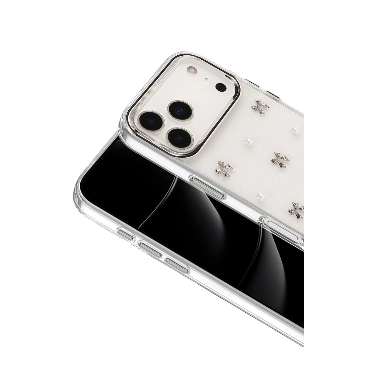 Siyah bir telefon üzerinde inciler ve simlerle kaplı şeffaf telefon kılıfı.
