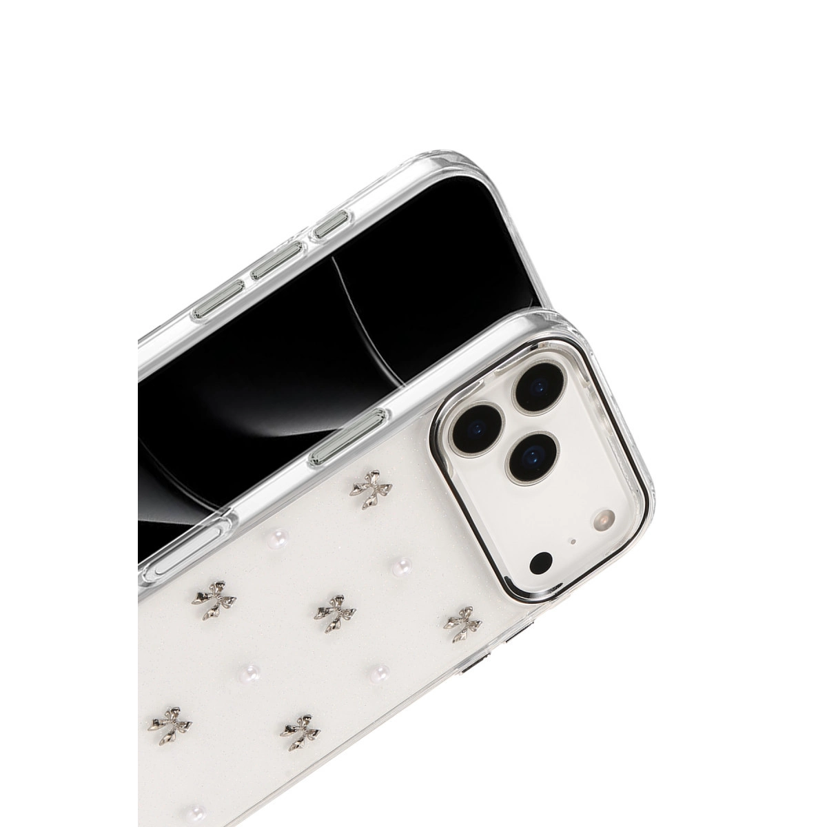 Gümüş haçlar ve incilerle süslenmiş şeffaf telefon kılıfı.