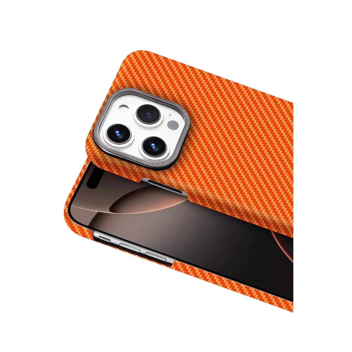 Üç kameralı akıllı telefonda turuncu karbon desenli kılıf.