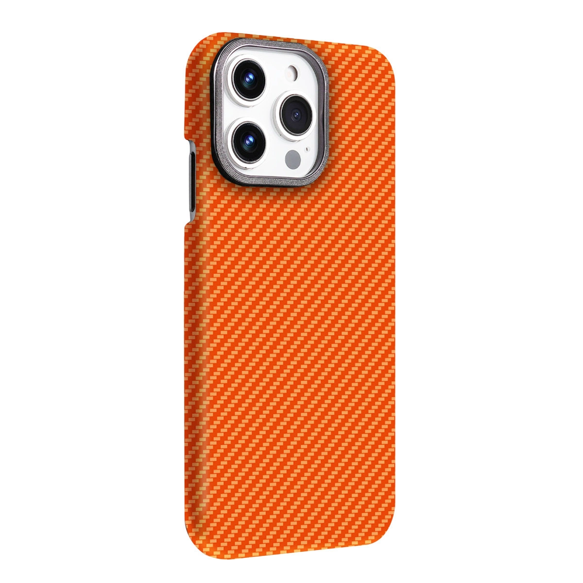 Karbon fiber desenli turuncu telefon kılıfı ve kamera modülü düzenlemesi.