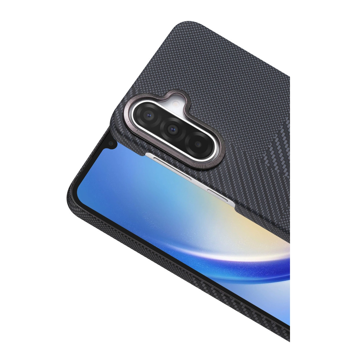 Karbon desenli kılıflı koyu gri telefon ve üçlü kamera.