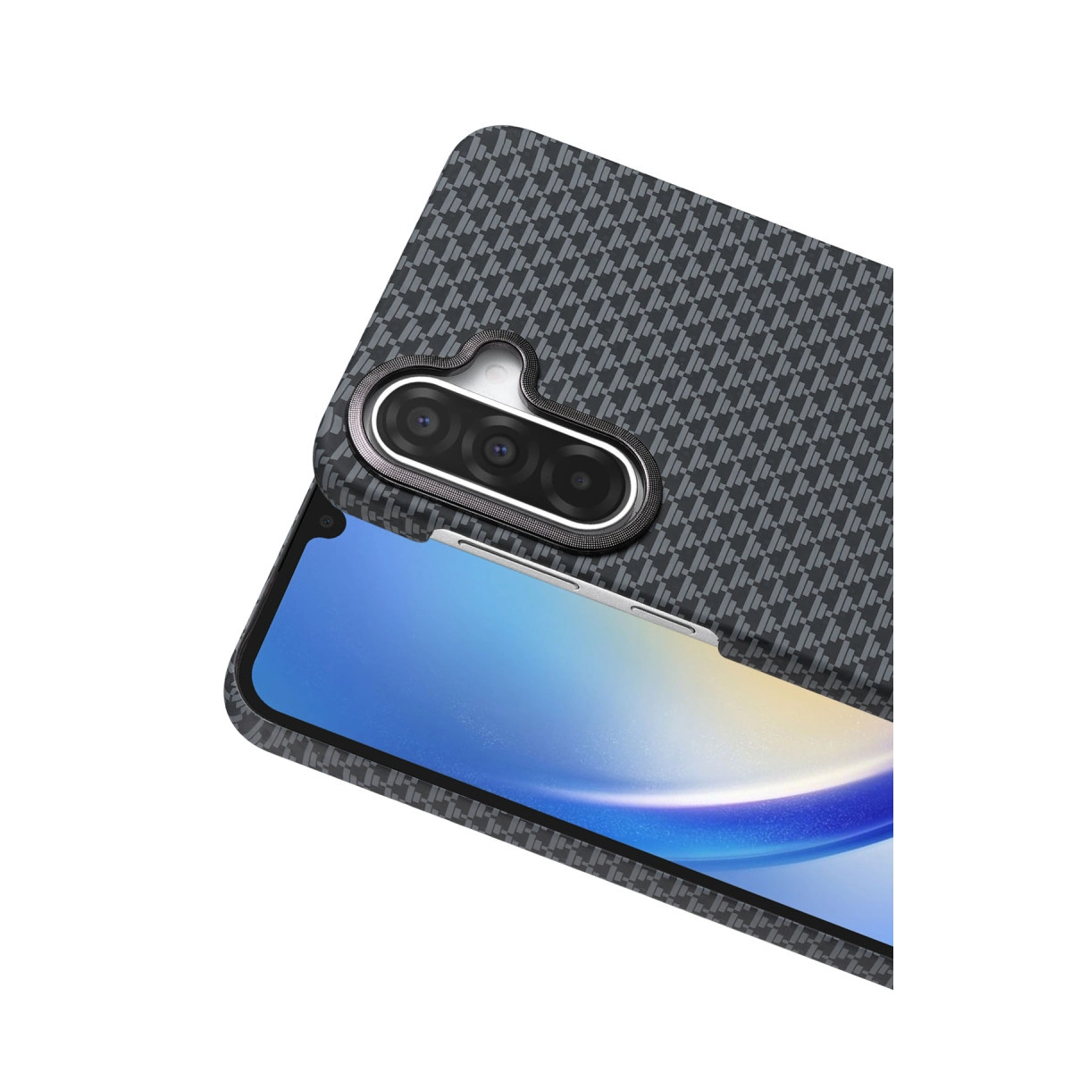 Kareli desenli gri telefon kılıfı ve üçlü kamera.