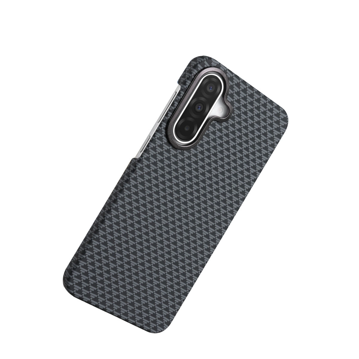 Koyu gri telefon kılıfı, ince geometrik desenli ve üçlü kamera kesimli.