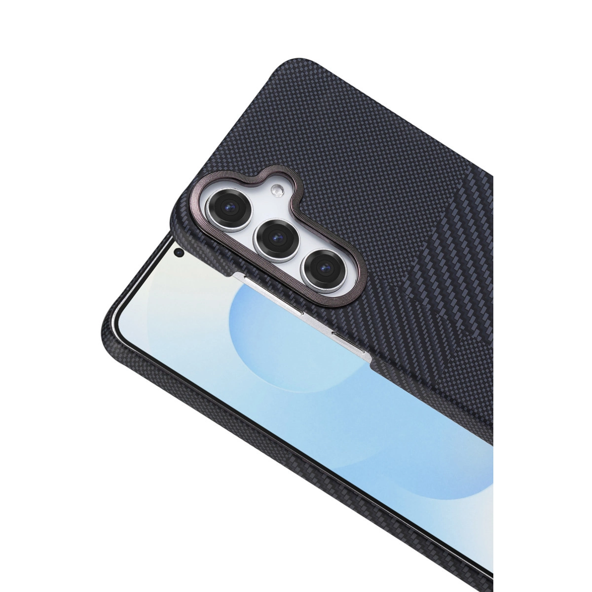 Üç kamera lensli, koyu gri, karbon desenli telefon kılıfı.