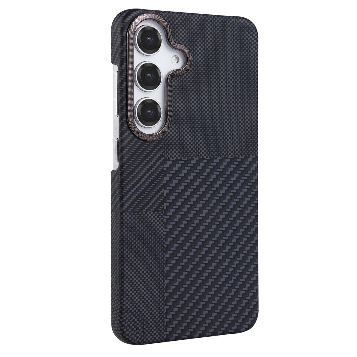 Karbon fiber desenli, üç kameralı koyu gri telefon kılıfı.